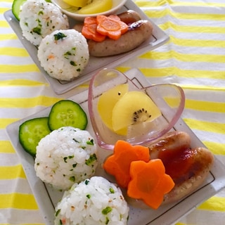 鮭菜むすびとウインナー花人参とキウイの朝ごはん♡